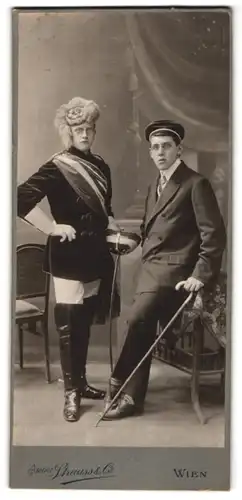 Fotografie Strauss & Co., Wien, Portrait zwei junge Studenten, im vollen Wichs mit Schläger und Couleur
