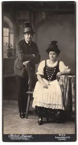 Fotografie Robert Kriener, Wien, Gumpendorferstr. 94, Paar mit Hut trägt österreichische Tracht