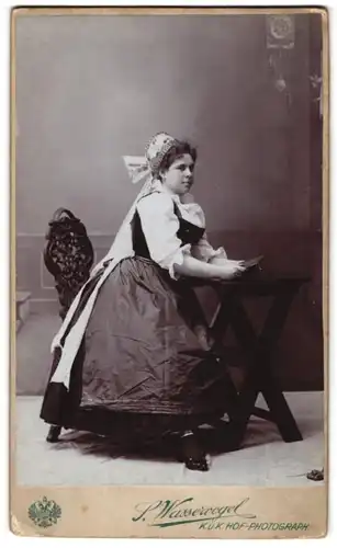 Fotografie Atelier Wasservogel, Olmütz, Oberring 7, junge Dame Fritzi in tracht um 1903