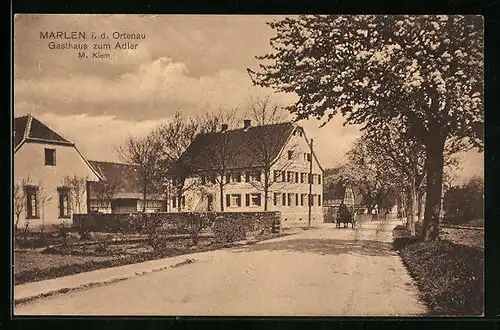 AK Marlen /Ortenau, Blick durch eine Dorfstrasse zum Gasthaus Zum Adler