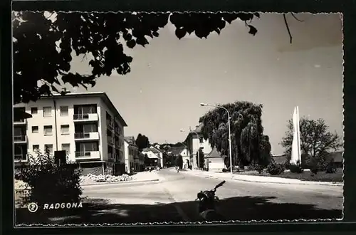 AK Radgona, Strassenpartie mit Brunnenfontäne