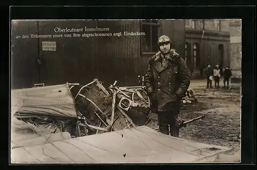 Foto-AK Sanke Nr.: Oberleutnant Immelmann an den Trümmern eines engl. Eindeckers