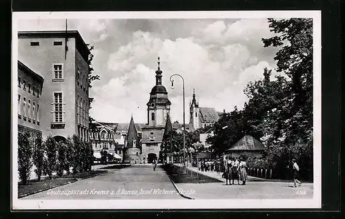 AK Krems a. d. Donau, Josef Wichner-Strasse mit Kirche