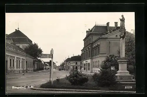 AK Haugsdorf, Strassenpartie mit Gasthof, Geschäft und Denkmal