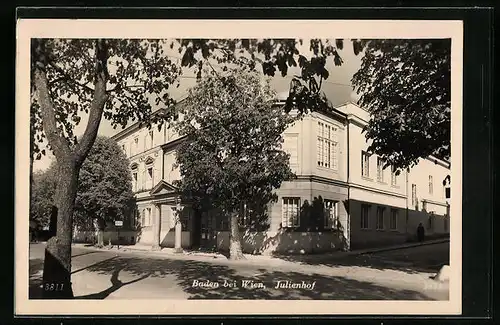 AK Baden b. Wien, Strassenpartie am Julienhof