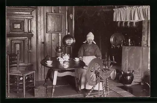AK Voldenam, Ältere Niederländerin sitzt am Spinnrad