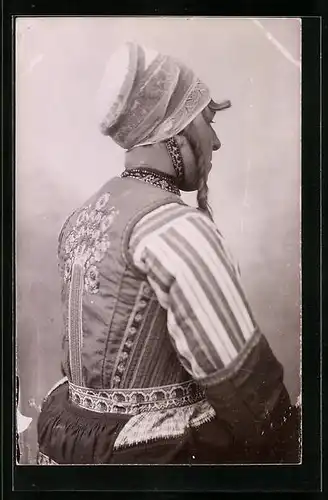 Foto-AK Frau in niederländischer Tracht von hinten