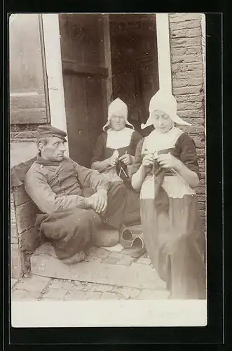 Foto-AK Frauen in niederländischer Tracht beim Stricken