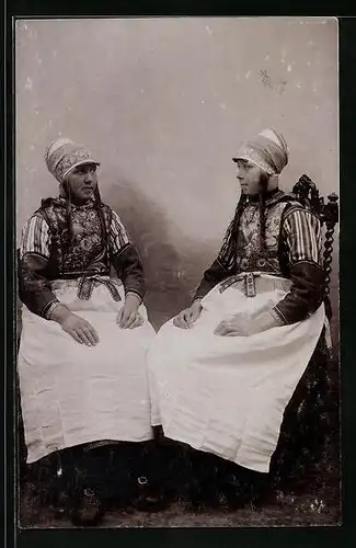 Foto-AK Damen in niederländischer Tracht auf Stühlen