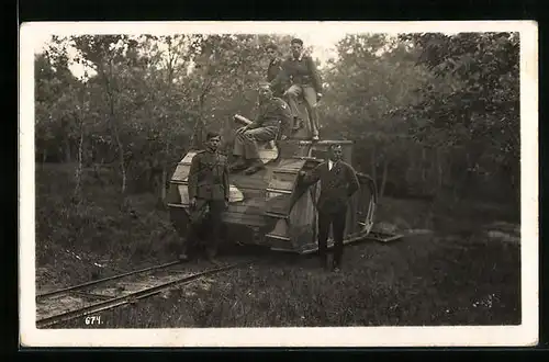 Foto-AK Österreichischer Soldaten mit einer Panzerattrappe