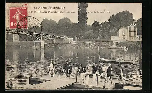 AK Le Perreux-Plage, Une Baignade près de la Passerelle