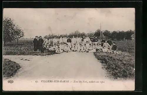 AK Villiers-sur-Marne, Zone du Fort, soldats au repos
