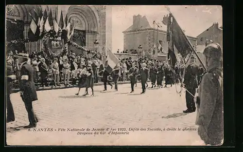 AK Nantes, Fete Nationale de Jeanne d`Arc 1922. Dèfilè des Sociètès, à droite le glorieux Drapeau du 65. d`Infanterie