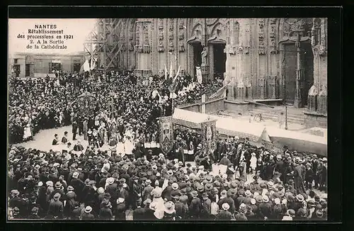 AK Nantes, Rètablissement des processions en 1921 - A la Sortie de la Cathèdrale