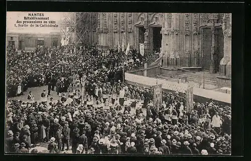 AK Nantes, Rètablissement des processions en 1921 - Sortie de la Cathèdrale