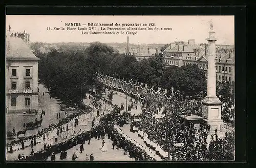 AK Nantes, Rètablissement des processions en 1921 - Sur la Place Louis XVI -La Procession allant dans les deux sens