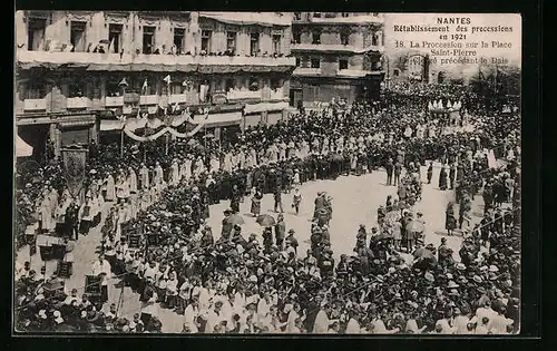 AK Nantes, Rètablissement des processions en 1921 - La Procession sur la Place Saint Pierre, Le Clergè prècèdent le Dais