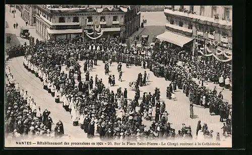 AK Nantes, Rètablissement des processions en 1921-Procession la Place Saint-Pierre-Le Clerge rentrant à la Cathèdrale