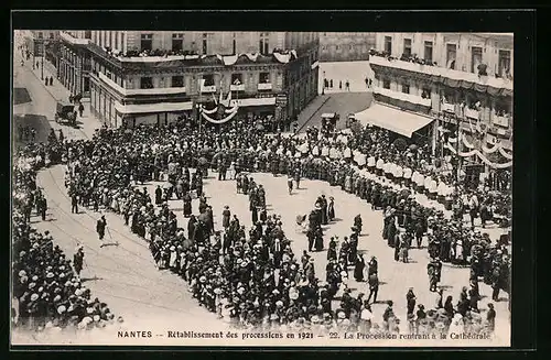 AK Nantes, Rètablissement des processions en 1921 - La Procession rentrant à la Cathèdrale