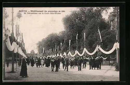 AK Nantes, Rètablissement des processions en 1921 - Dècorations sur le Cours Saint-Pierre