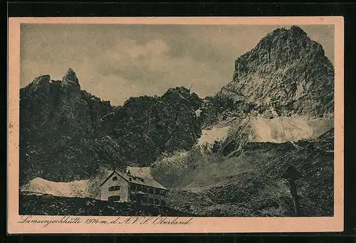 AK Lamsenjochhütte, Berghütte des A. V. S. Oberland vor Gipfelpanorama