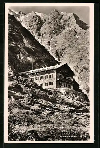AK Karwendel-Haus, Berghütte vor Gipfelpanorama