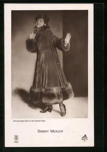 AK Schauspielerin Dorrit Weixler im pelzbesetztem Mantel