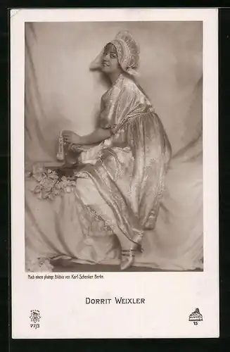 AK Schauspielerin Dorrit Weixler im glänzenden Kleid