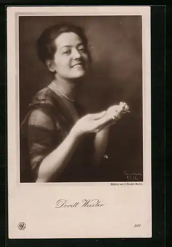 AK Schauspielerin Dorrit Weixler hält eine Perlenkette in den Händen