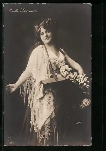 AK Schauspielerin Beattie Stevenson mit Bauchladen und Blumen in der Hand