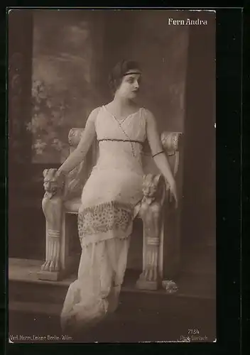 AK Schauspielerin Fern Andra in eleganter Pose auf einem Stuhl sitzend