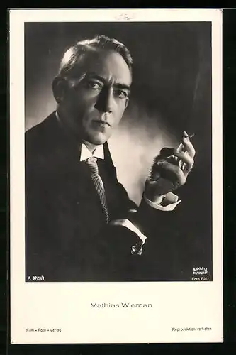 AK Schauspieler Mathias Wiemann mit Zigarette in der Hand