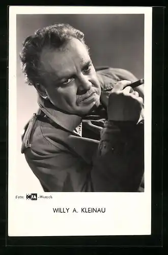 AK Schauspieler Willy A. Kleinau mit Zigarre in der Hand