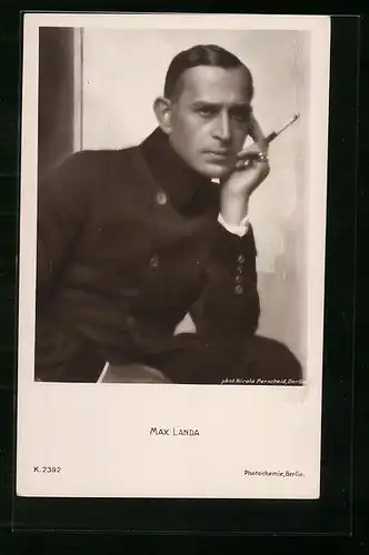 AK Schauspieler Max Landa in Uniform mit Zigarette in der Hand