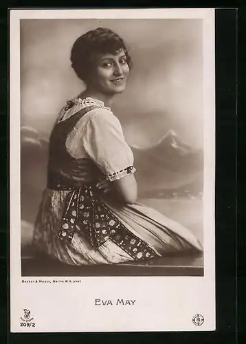 AK Schauspielerin Eva May im Dirndl