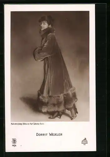 AK Schauspielerin Dorrit Weixler im eleganten Mantel