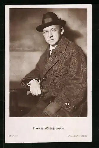 AK Schauspieler Hans Wassmann mit Mantel und Hut