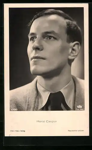 AK Schauspieler Horst Caspar blickt erwartungsvoll gen Himmel