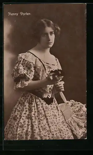 AK Schauspielerin Henny Porten hält traurig einen Blumenstrauss in der Hand