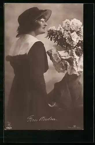 AK Schauspielerin Fern Andra betrachtet einen prachtvollen Blumenstrauss