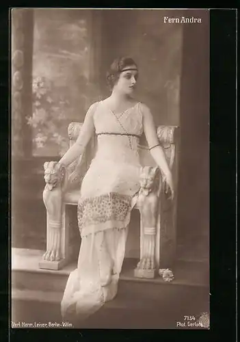 AK Schauspielerin Fern Andra in eleganter Pose auf einem Stuhl sitzend