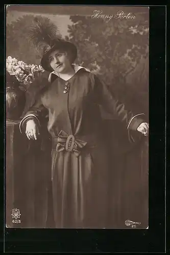 AK Schauspielerin Henny Porten blickt verträumt in die Ferne