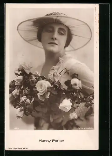 AK Schauspielerin Henny Porten hält nachdenklich einen Blumenstrauss in der Hand