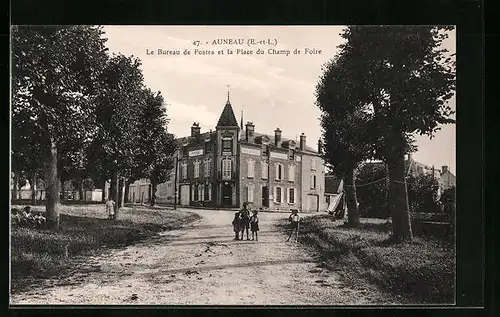 AK Auneau, le Bureau de Postes et la Place du Champ de Foire