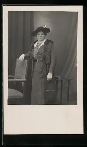AK Elegant gekleidete Frau mit Hut, Pelzstola und Handtasche
