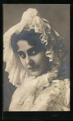 AK Junge Dame mit besticktem Kopfschmuck
