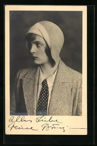 AK Fräulein mit Mütze im Blazer