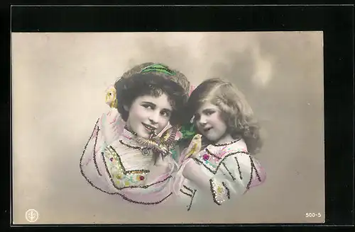 AK Zwei Mädchen mit Vögeln auf den Händen