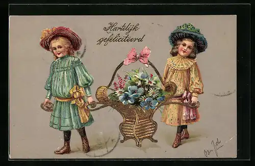 Präge-AK Zwei hübsche Mädchen in tollen Kleidern tragen einen stilvollen Blumenkorb