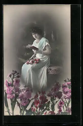 Foto-AK H. Markl: Schönes Fräulein liest auf einer Bank in einem Buch